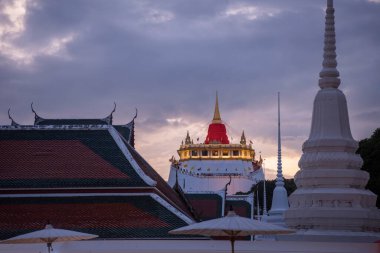 Tayland, Bangkok - 8 Kasım 2024: Tayland 'da Banglamphu' daki Wat Saket Festivali Fuarı 'nda Altın Dağ' da tören.