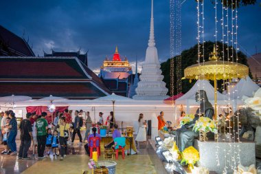 Tayland, Bangkok - 8 Kasım 2024: Tayland 'da Banglamphu' daki Wat Saket Festivali Fuarı 'nda Altın Dağ' da tören.