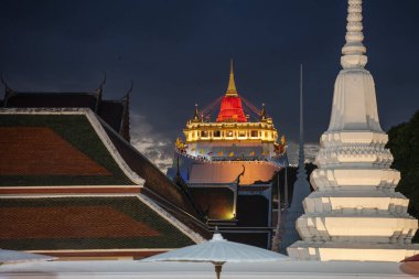 Tayland, Bangkok - 8 Kasım 2024: Tayland 'da Banglamphu' daki Wat Saket Festivali Fuarı 'nda Altın Dağ' da tören.