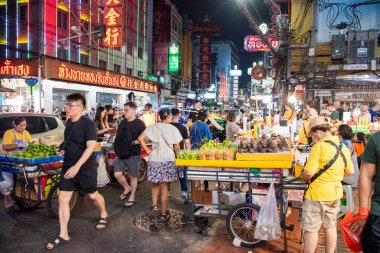 Tayland, Bangkok - 4 Kasım 2024: Tayland 'ın Bangkok şehrindeki Çin Mahallesi' ndeki Yaowarat Yolu 'ndaki Night Streetmarket' te insanlar ve dükkanlar.