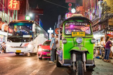 Tayland, Bangkok - 4 Kasım 2024: Tayland 'da Çin Mahallesi' nde Yaowarat Yolu 'ndaki Night Streetmarket' te Halk ve Tuk Tuk Taksi.  
