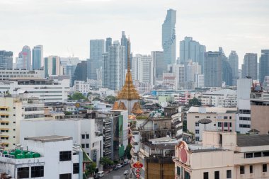 Tayland, Bangkok, 5 Kasım 2024 - Wat Traimit Çin Mahallesi, Tayland 'ın Bangkok şehrinde ufuk çizgisi ile.  