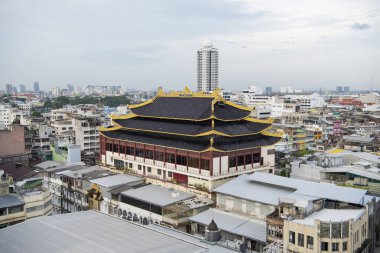 Çin 'de Wat Chaiyaphum Karam Tayland' da Bangkok şehrinin silueti ile 5 Kasım 2024.