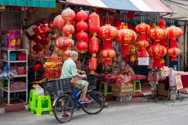 Tayland, Bangkok - 5 Kasım 2024: Dükkanları ve Pazarı olan cadde Tayland 'ın Bangkok şehrinde ufuk çizgisi olan Çin Mahallesi. Tayland, Bangkok, Kasım, 5, 2024.