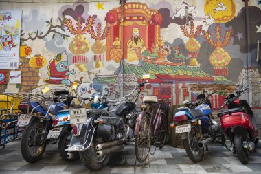 Tayland, Bangkok - 5 Kasım 2024: Talat Noi 'de Tayland' ın Bangkok şehrindeki bir ara sokakta sokak sanatı ve resimleri.  