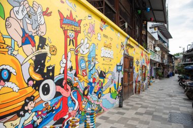 Tayland, Bangkok - 5 Kasım 2024: Talat Noi 'de Tayland' ın Bangkok şehrindeki bir ara sokakta sokak sanatı ve resimleri.  