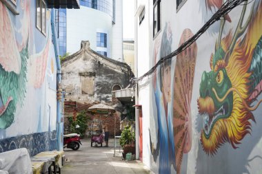   Tayland, Bangkok - 5 Kasım 2024: Yaşlı adam Tayland 'ın Bangkok şehrindeki Talat Noi sokağında ızgara pişiriyor.