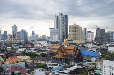 Wat Ratchanatdaram Worawihan Tayland 'ın Bangkok şehrinde ufuk çizgisi ile 7 Kasım 2024.