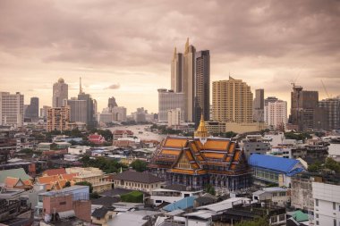 Tayland, Bangkok - 6 Kasım 2024: Wat Ko Tayland 'ın Bangkok şehrinde ufuk çizgisi olan Çin Kasabası.  