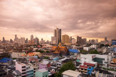 Tayland, Bangkok - 6 Kasım 2024: Wat Ko Tayland 'ın Bangkok şehrinde ufuk çizgisi olan Çin Kasabası.  