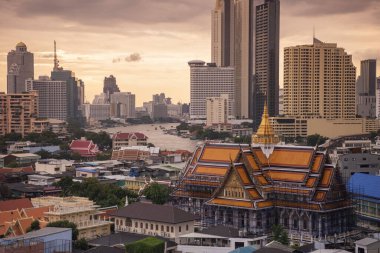 Tayland, Bangkok - 6 Kasım 2024: Wat Ko Tayland 'ın Bangkok şehrinde ufuk çizgisi olan Çin Kasabası.  