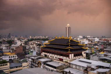 Çin 'de Wat Chaiyaphum Karam Tayland' da Bangkok şehrinin silueti ile 5 Kasım 2024.