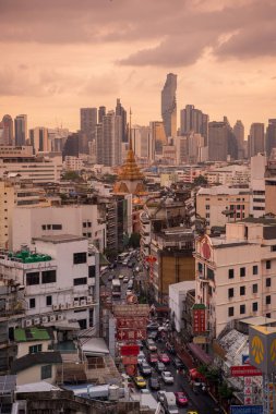 Tayland, Bangkok - 5 Kasım 2024: Tayland 'daki Bangkok şehrinde ufuk çizgisi olan Çin Mahallesi Yaowarat Yolu' na bakın.  