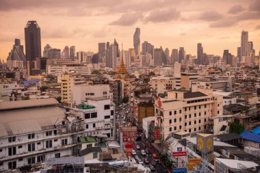 Tayland, Bangkok - 5 Kasım 2024: Tayland 'daki Bangkok şehrinde ufuk çizgisi olan Çin Mahallesi Yaowarat Yolu' na bakın.  