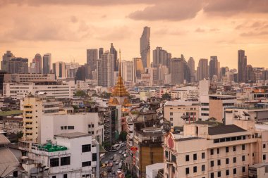 Tayland, Bangkok, 5 Kasım 2024 - Wat Traimit Çin Mahallesi, Tayland 'ın Bangkok şehrinde ufuk çizgisi ile.  