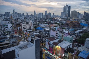 Tayland, Bangkok - 5 Kasım 2024: Tayland 'daki Bangkok şehrinde ufuk çizgisi olan Çin Mahallesi Yaowarat Yolu' na bakın.  