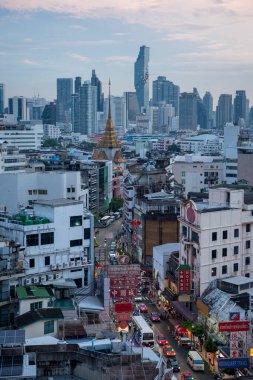 Tayland, Bangkok - 5 Kasım 2024: Tayland 'daki Bangkok şehrinde ufuk çizgisi olan Çin Mahallesi Yaowarat Yolu' na bakın.  