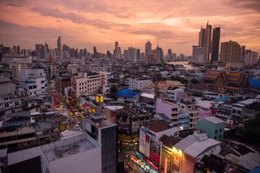 Tayland, Bangkok - 5 Kasım 2024: Tayland 'daki Bangkok şehrinde ufuk çizgisi olan Çin Mahallesi Yaowarat Yolu' na bakın.  