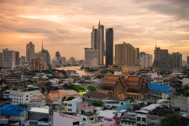 Tayland, Bangkok - 6 Kasım 2024: Wat Ko Tayland 'ın Bangkok şehrinde ufuk çizgisi olan Çin Kasabası.  