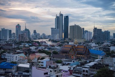 Tayland, Bangkok - 6 Kasım 2024: Wat Ko Tayland 'ın Bangkok şehrinde ufuk çizgisi olan Çin Kasabası.  