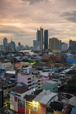 Tayland, Bangkok - 6 Kasım 2024: Wat Ko Tayland 'ın Bangkok şehrinde ufuk çizgisi olan Çin Kasabası.  