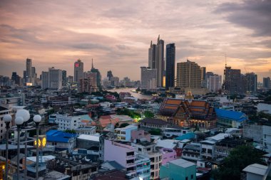 Tayland, Bangkok - 6 Kasım 2024: Wat Ko Tayland 'ın Bangkok şehrinde ufuk çizgisi olan Çin Kasabası.  
