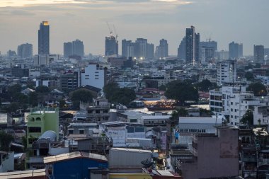   Tayland, Bangkok - 7 Kasım 2024: Tayland 'daki Bangkok şehrinde ufuk çizgisi olan Çin Kasabası.