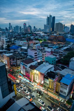 Tayland, Bangkok - 5 Kasım 2024: Tayland 'daki Bangkok şehrinde ufuk çizgisi olan Çin Mahallesi Yaowarat Yolu' na bakın.  