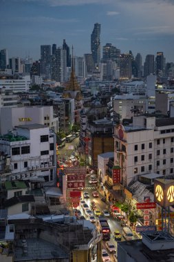 Tayland, Bangkok - 5 Kasım 2024: Tayland 'daki Bangkok şehrinde ufuk çizgisi olan Çin Mahallesi Yaowarat Yolu' na bakın.  