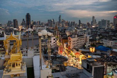 Tayland, Bangkok - 5 Kasım 2024: Tayland 'daki Bangkok şehrinde ufuk çizgisi olan Çin Mahallesi Yaowarat Yolu' na bakın.  