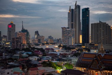 Bangkok, Tayland 'daki Chao Phriya Nehri' nin silueti - Tayland, Bangkok, 5 Kasım 2024.