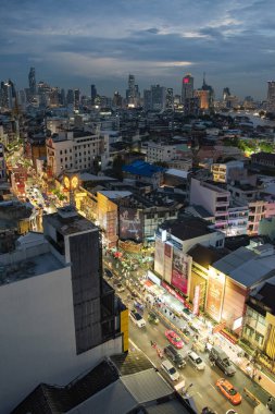 Tayland, Bangkok - 5 Kasım 2024: Tayland 'daki Bangkok şehrinde ufuk çizgisi olan Çin Mahallesi Yaowarat Yolu' na bakın.  