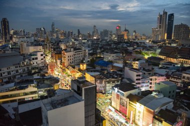 Tayland, Bangkok - 5 Kasım 2024: Tayland 'daki Bangkok şehrinde ufuk çizgisi olan Çin Mahallesi Yaowarat Yolu' na bakın.  