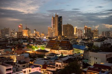 Tayland, Bangkok - 6 Kasım 2024: Wat Ko Tayland 'ın Bangkok şehrinde ufuk çizgisi olan Çin Kasabası.  