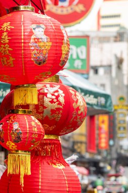 Tayland, Bangkok - 6 Kasım 2024: Tayland 'ın Bangkok şehrinde ufuk çizgisi olan Çin Mahallesi' ndeki market caddesinde kırmızı fenerler. 