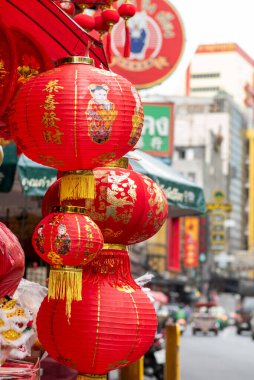 Tayland, Bangkok - 6 Kasım 2024: Tayland 'ın Bangkok şehrinde ufuk çizgisi olan Çin Mahallesi' ndeki market caddesinde kırmızı fenerler. 