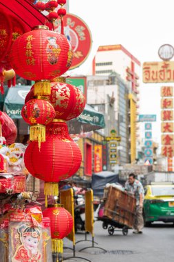 Tayland, Bangkok - 6 Kasım 2024: Tayland 'ın Bangkok şehrinde ufuk çizgisi olan Çin Mahallesi' ndeki market caddesinde kırmızı fenerler. 
