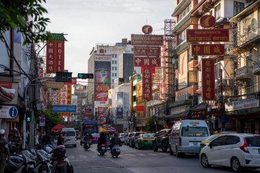Tayland, Bangkok - 6 Kasım 2024: Tayland 'ın Bangkok şehrindeki Çin Mahallesi Yaowarat Yolu' nda trafik.