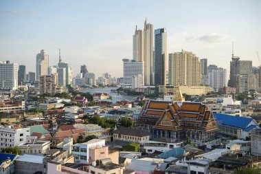 Tayland, Bangkok - 6 Kasım 2024: Wat Ko Tayland 'ın Bangkok şehrinde ufuk çizgisi olan Çin Kasabası.  