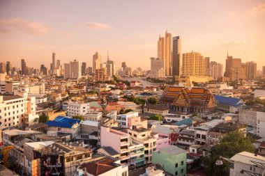 Tayland, Bangkok - 6 Kasım 2024: Wat Ko Tayland 'ın Bangkok şehrinde ufuk çizgisi olan Çin Kasabası.  