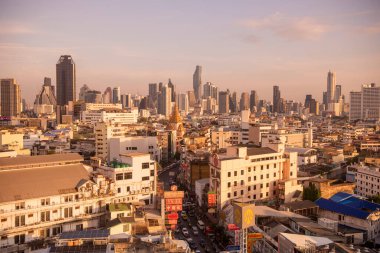 Tayland, Bangkok, 6 Kasım 2024 - Wat Traimit Çin Mahallesi, Tayland 'ın Bangkok şehrinde ufuk çizgisi ile. 