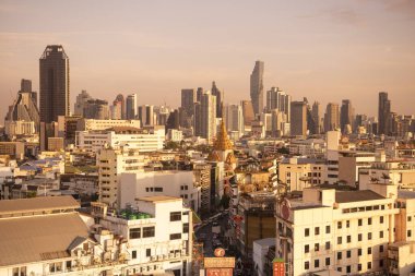 Tayland, Bangkok, 6 Kasım 2024 - Wat Traimit Çin Mahallesi, Tayland 'ın Bangkok şehrinde ufuk çizgisi ile. 