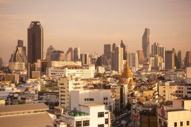 Tayland, Bangkok, 6 Kasım 2024 - Wat Traimit Çin Mahallesi, Tayland 'ın Bangkok şehrinde ufuk çizgisi ile. 
