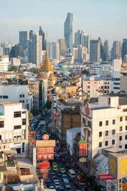 Tayland, Bangkok - 5 Kasım 2024: Tayland 'daki Bangkok şehrinde ufuk çizgisi olan Çin Mahallesi Yaowarat Yolu' na bakın.  