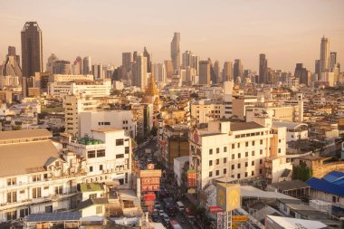 Tayland, Bangkok - 5 Kasım 2024: Tayland 'daki Bangkok şehrinde ufuk çizgisi olan Çin Mahallesi Yaowarat Yolu' na bakın.  