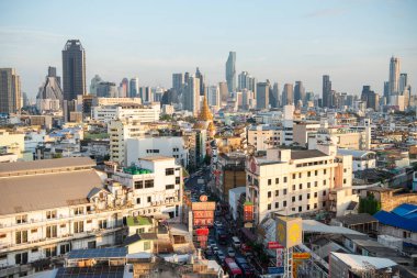 Tayland, Bangkok - 5 Kasım 2024: Tayland 'daki Bangkok şehrinde ufuk çizgisi olan Çin Mahallesi Yaowarat Yolu' na bakın.  