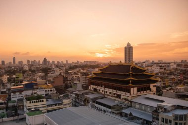 Wat Chaiyaphum Karam, Tayland 'da Bangkok şehrinin silueti ile 6 Kasım 2024.