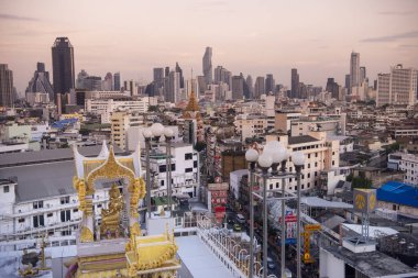 Tayland, Bangkok, 6 Kasım 2024 - Wat Traimit Çin Mahallesi, Tayland 'ın Bangkok şehrinde ufuk çizgisi ile. 