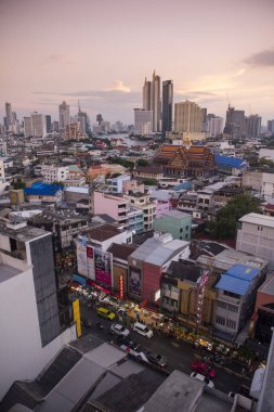 Tayland, Bangkok - 5 Kasım 2024: Tayland 'daki Bangkok şehrinde ufuk çizgisi olan Çin Mahallesi Yaowarat Yolu' na bakın.  