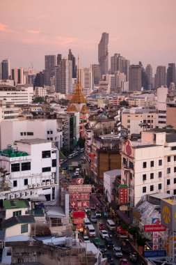 Tayland, Bangkok - 5 Kasım 2024: Tayland 'daki Bangkok şehrinde ufuk çizgisi olan Çin Mahallesi Yaowarat Yolu' na bakın.  